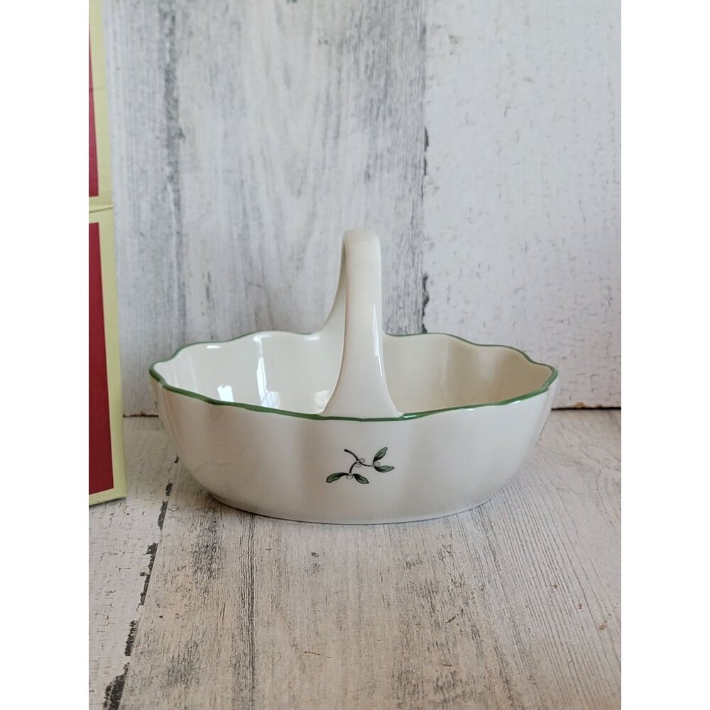 Spode Basket with handle 6"‎ Vintage home decor tree Mistletoe